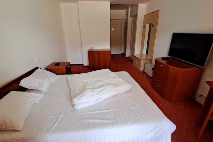 Room 3 of 28