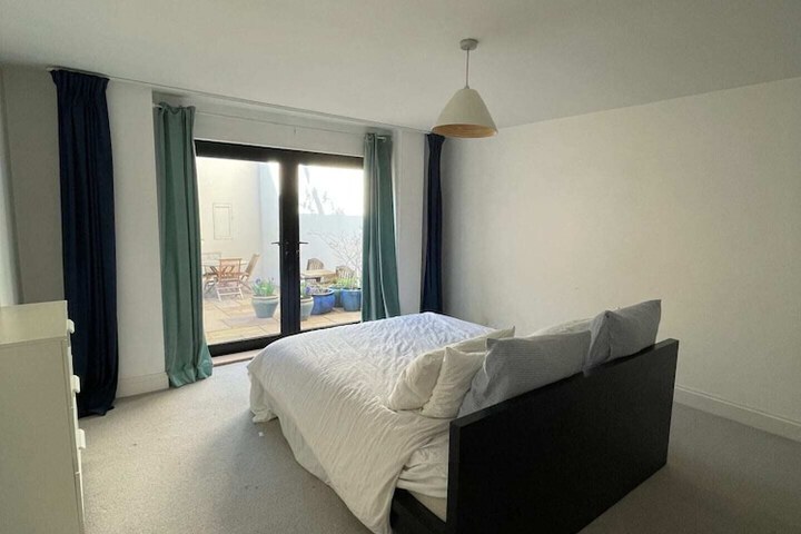 Beautiful 2BD Flat With Private Courtyard Borough