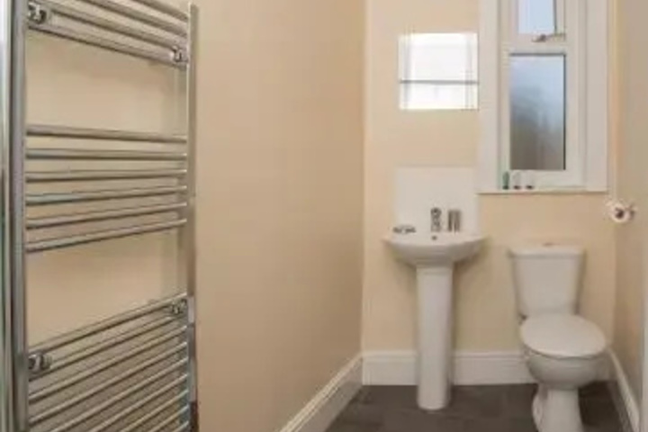 Room 6 of 10