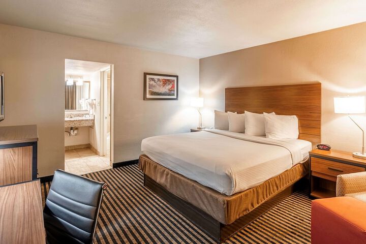 1 King Bed Microwave and Refrigerator WiFi Full Breakfast (8 of 10)