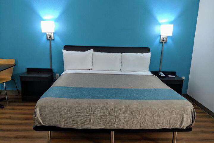 1 King Bed (5 of 9)