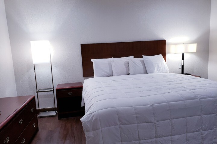 Single Room 1 King Bed (12 of 12)