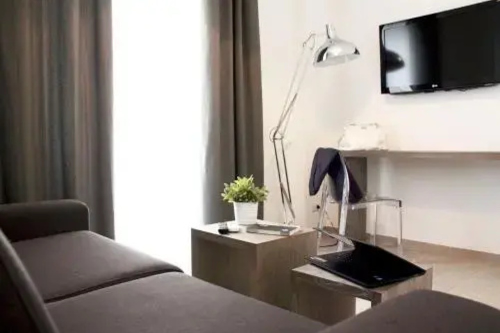 Room 4 of 8