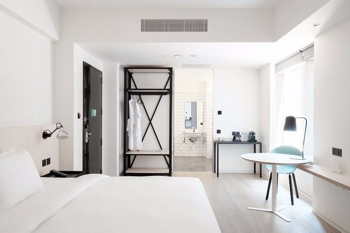 Room 32 of 66