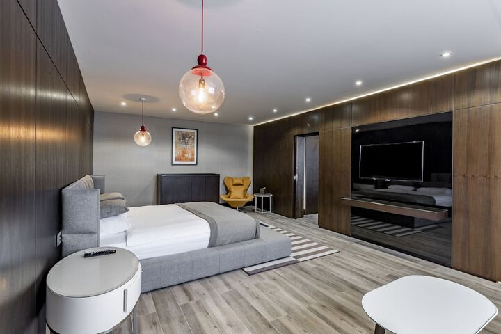 Room 8 of 97