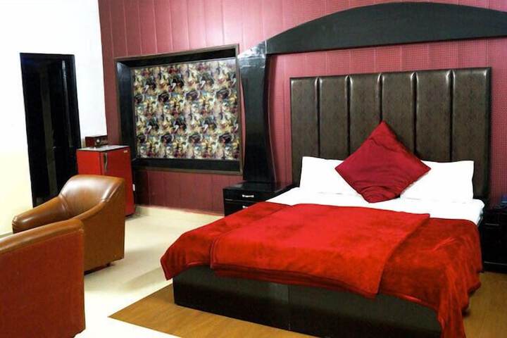 Room 6 of 13