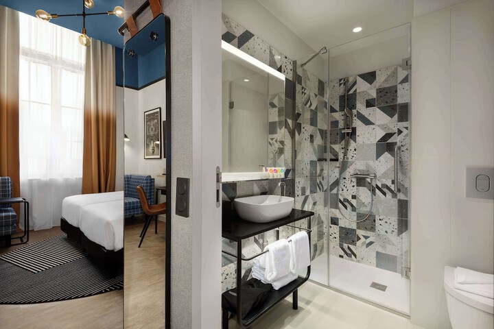 Room 27 of 47