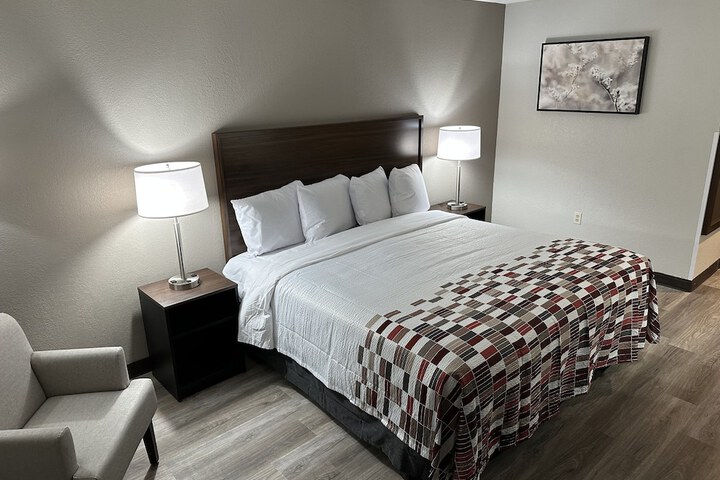 1 King Bed (2 of 16)