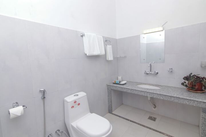Room 6 of 9