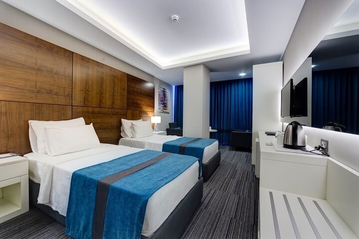 Room 3 of 33