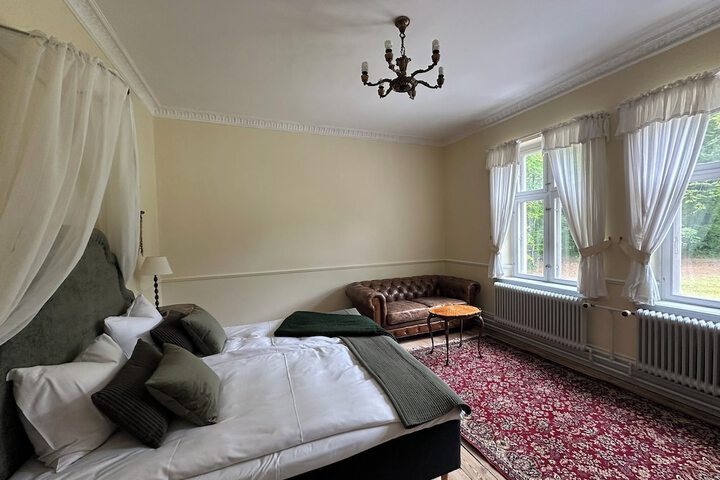 Room 11 of 77