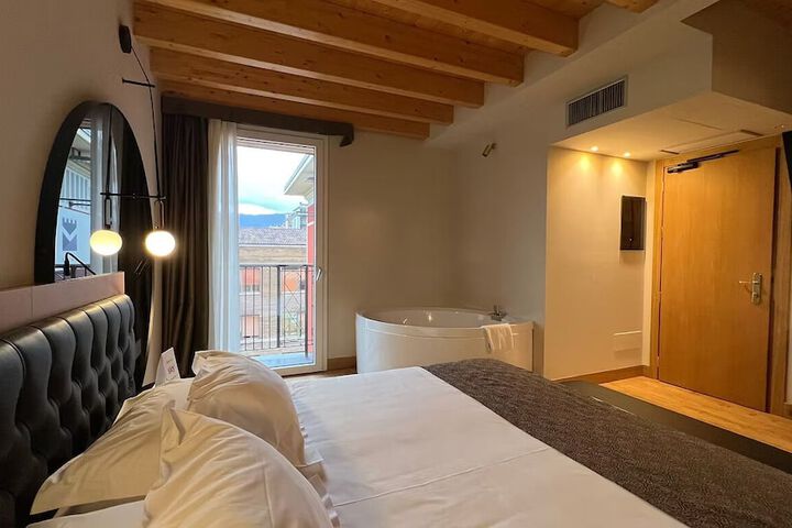 Room 39 of 233