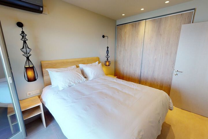 Room 10 of 99