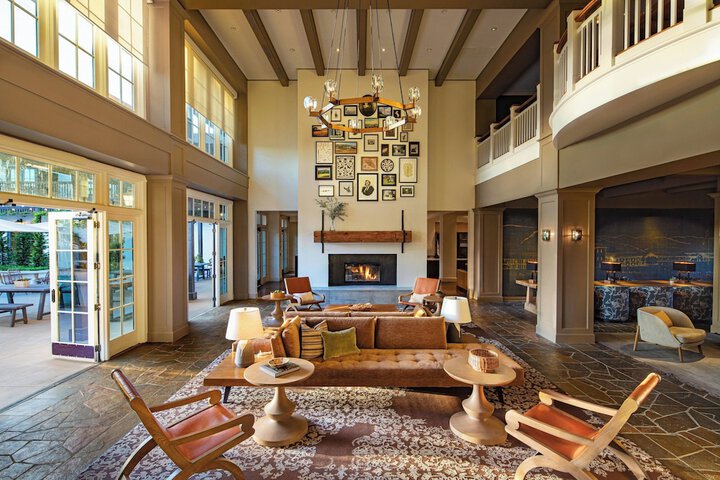Lobby lounge
