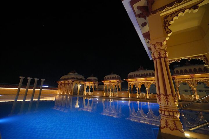 Hotel with Pool