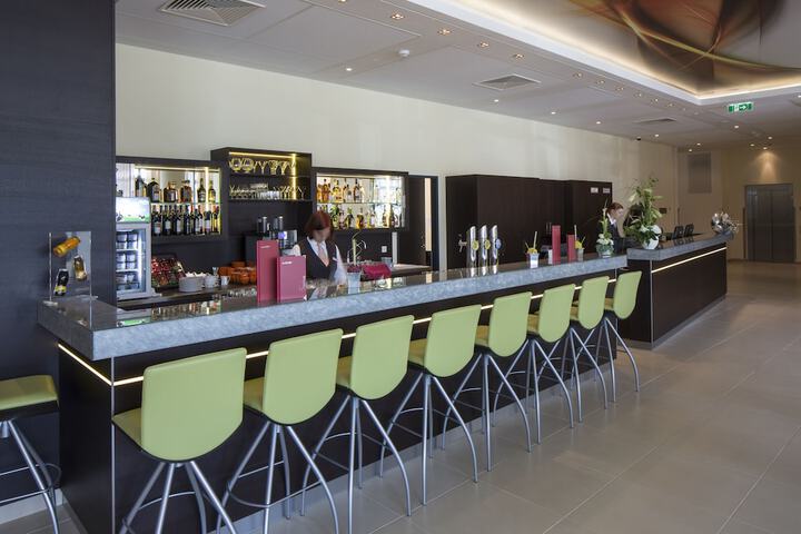 Lounge 56 of 83