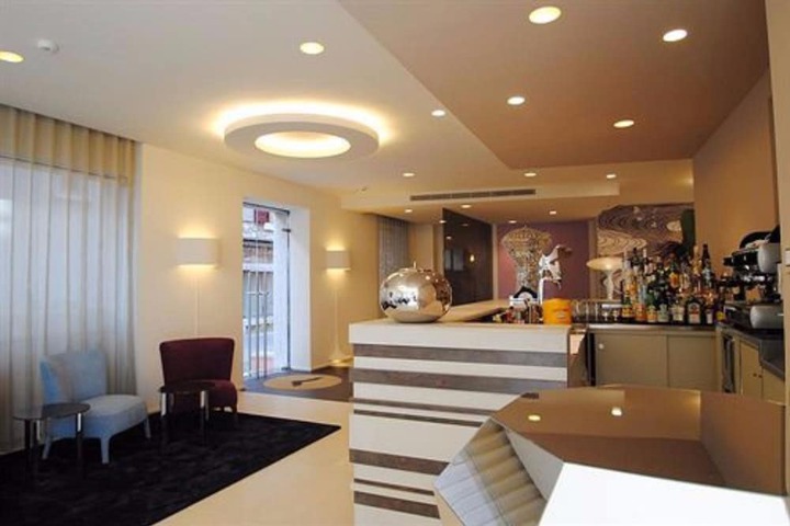 Lounge 54 of 83