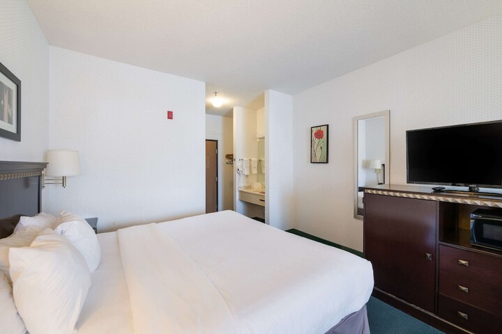 1 King Bed (1 of 16)