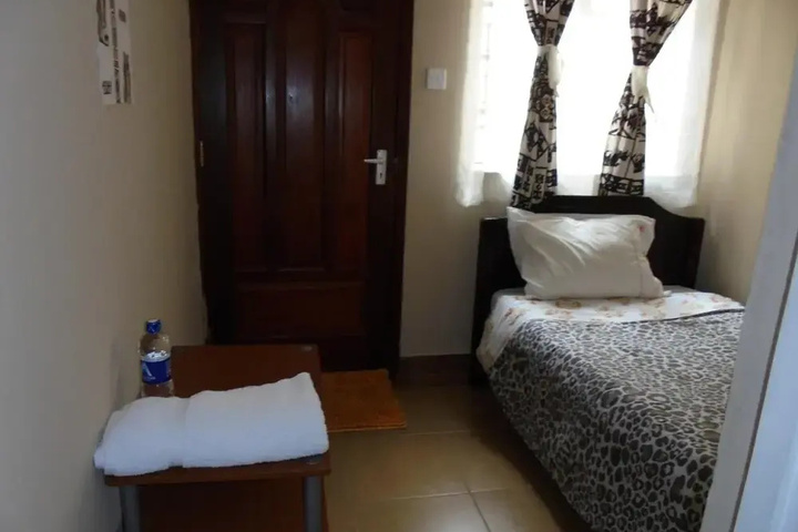 Room 5 of 16