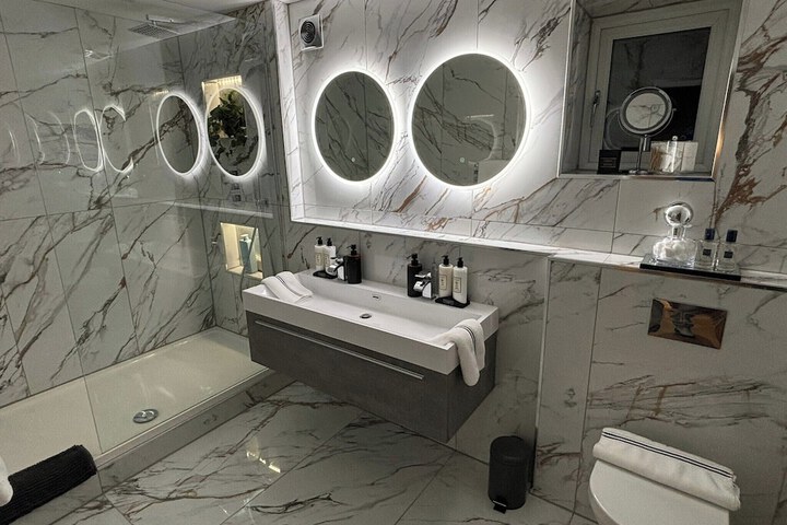 Sheffield-apartment-sleeps4-parking-hottub Image 10