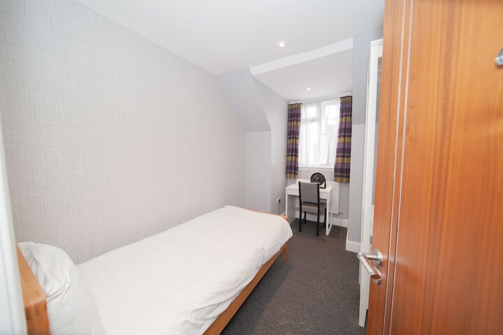 Room 13 of 40