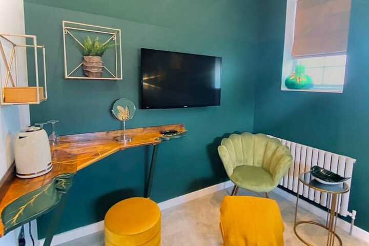 Room 4 of 79