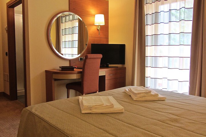 Room 6 of 52