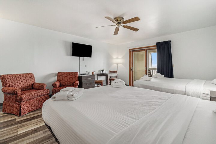 Economy Queen Bed Lake View Patio (35 of 82)