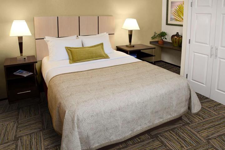 Studio Queen Size Bed (6 of 14)