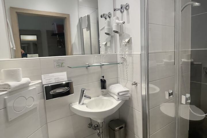 Room 100 of 136