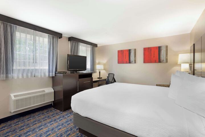 1 King Bed High Speed Internet Accessible Refrigerator, Coffee Maker, Hairdryer Full Breakfast (2 of 7)