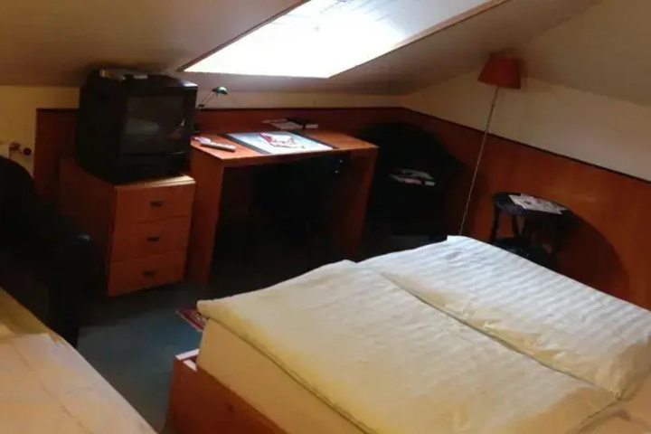 Room 2 of 17