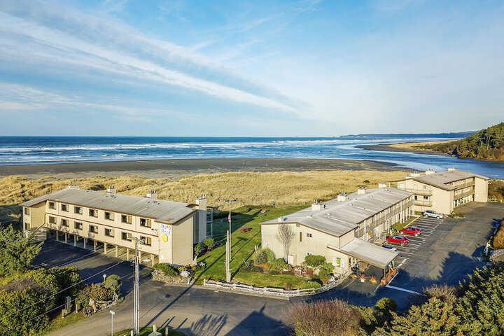 Exterior of Hi Tide Resort