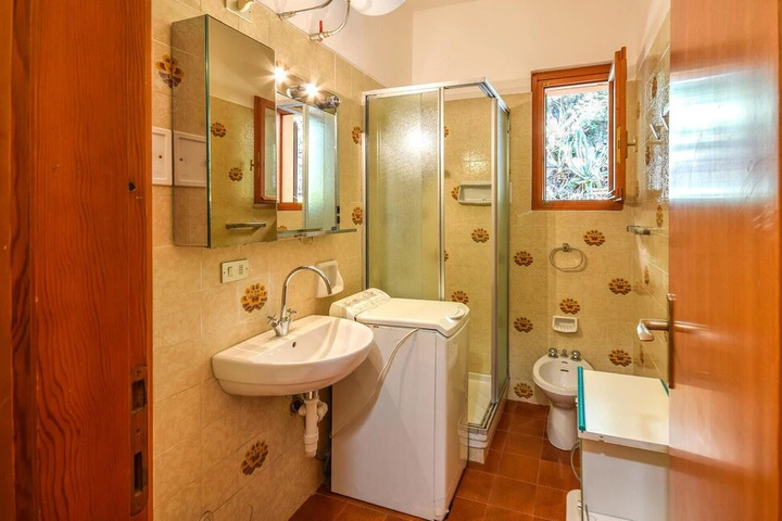 Room 8 of 14