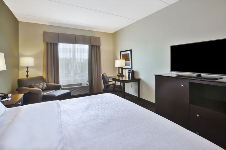 1 King Bed Accessible Communication Accessible (20 of 26)