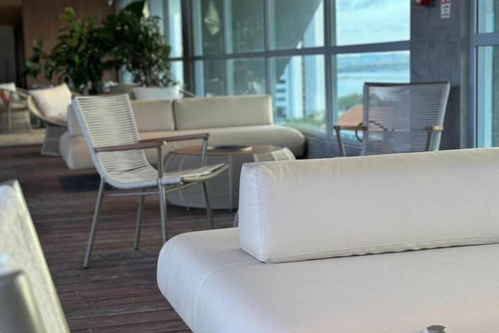 Lounge 210 of 237