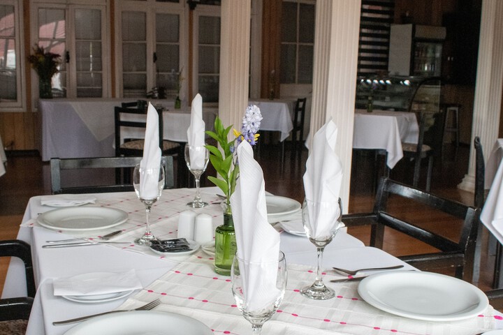 Dining 18 of 25
