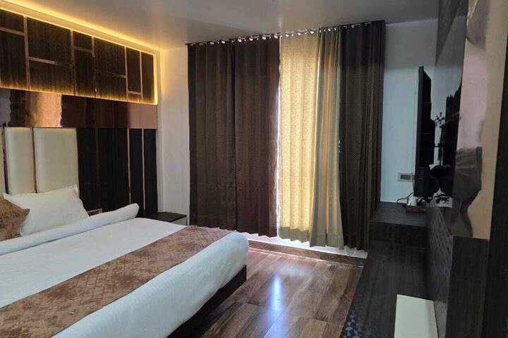 Room 2 of 7