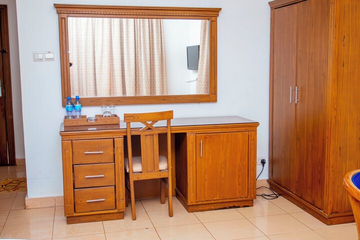 Room 32 of 99