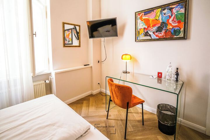 Room 21 of 136