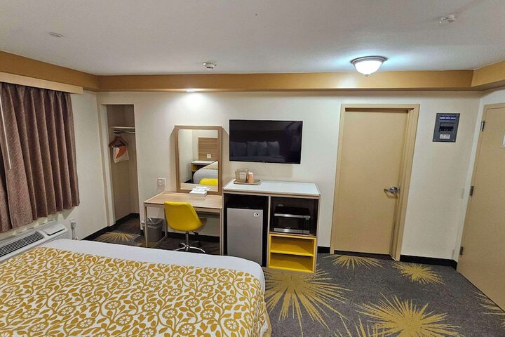 1 King Bed (8 of 14)