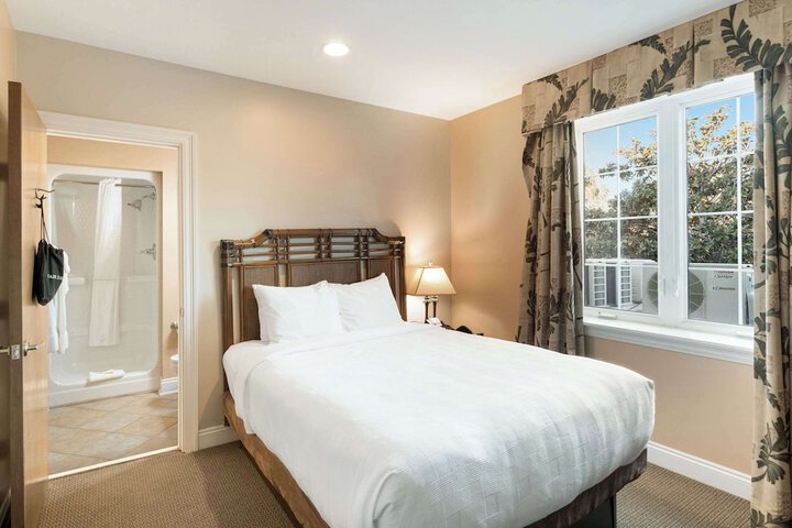 1 Queen Bed (12 of 15)