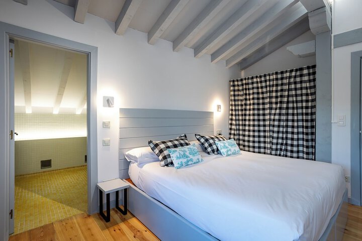 Room 4 of 37