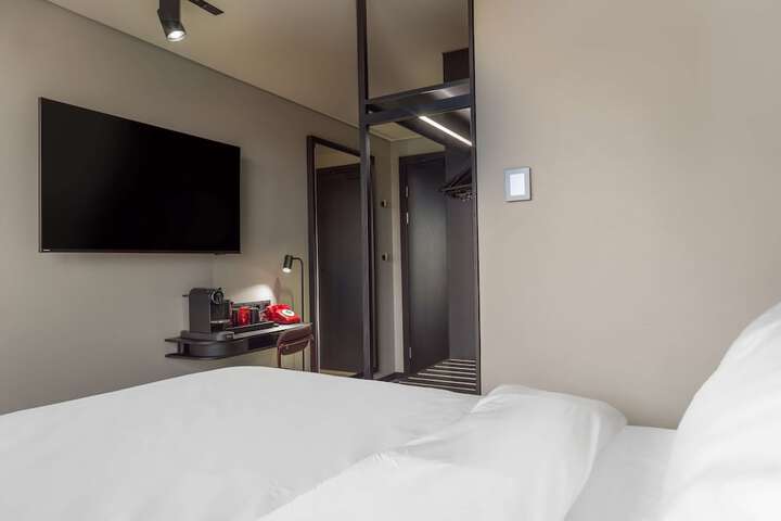 Room 33 of 110