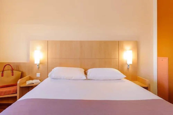 Room 3 of 70