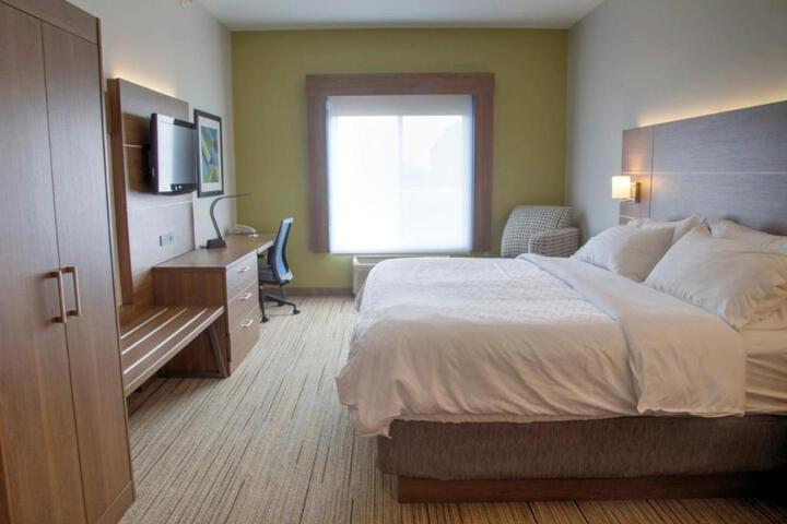 1 King Bed (6 of 13)