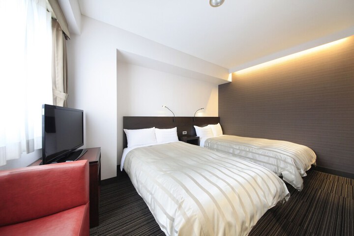 Room 4 of 107