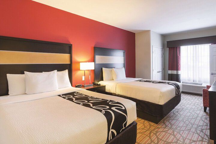 2 Queen Beds Accessible with Roll in Shower (3 of 11)