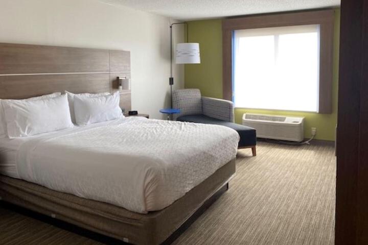 Standard Room, King or Two Doubles (2 of 2)