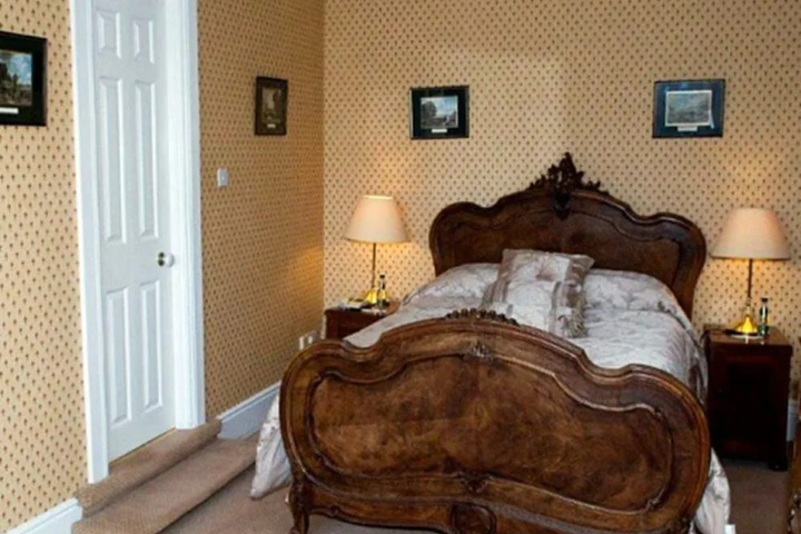 Room 2 of 5